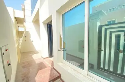 Villa - 4 Bedrooms - 4 Bathrooms for rent in Jumeirah 1 Villas - Jumeirah 1 - Jumeirah - Dubai