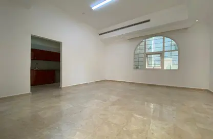 Apartment - 1 Bathroom for rent in Al Mushrif - Abu Dhabi