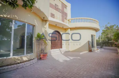 Villa - 4 Bedrooms - 5 Bathrooms for rent in Jumeirah 1 - Jumeirah - Dubai