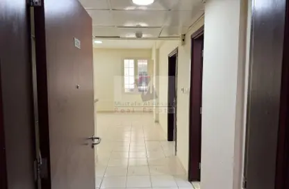 شقة - غرفة نوم - 2 حمامات للايجار في X12 - طراز إنجليزي - المدينة الدولية - دبي