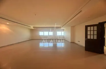 Apartment - 4 Bedrooms - 4 Bathrooms for rent in Silver Wave Tower - Al Mina - Abu Dhabi