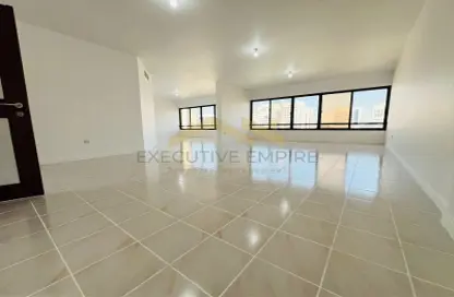 Empty Room image for: Apartment - 4 Bedrooms - 4 Bathrooms for rent in Farha Tower - Tourist Club Area - Abu Dhabi, Image 1