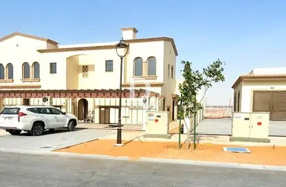 Townhouse - 2 Bedrooms - 3 Bathrooms for rent in Bloom Living - Zayed City (Khalifa City C) - Khalifa City - Abu Dhabi