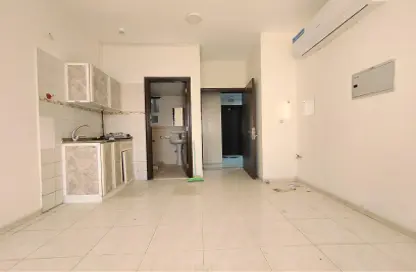 Apartment - 1 Bathroom for rent in Muwaileh 29 Building - Muwaileh - Sharjah