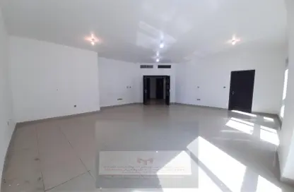 Apartment - 3 Bedrooms - 5 Bathrooms for rent in Shabiya 9 - Shabiya - Mussafah - Abu Dhabi