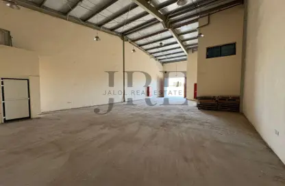 Warehouse - Studio - 1 Bathroom for rent in Al Sajaa - Sharjah