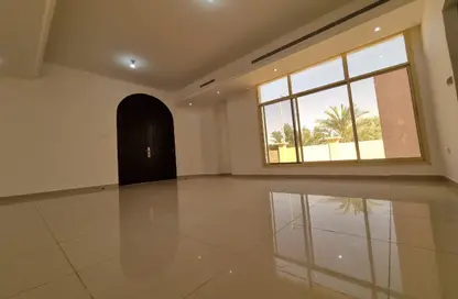 شقة - 1 حمام للايجار في مجمع رقم  8 - مدينة خليفة - أبوظبي