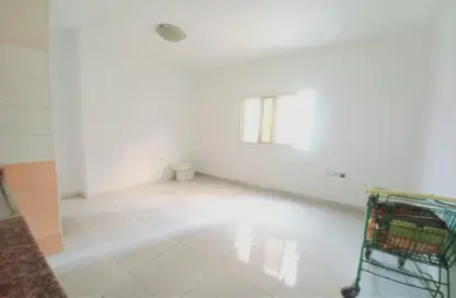 Apartment - 1 Bathroom for rent in Talal Building - Al Mujarrah - Sharjah