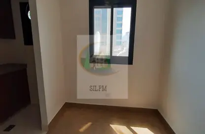 Empty Room image for: Apartment - 1 Bathroom for rent in Hamdan Street - Abu Dhabi, Image 1