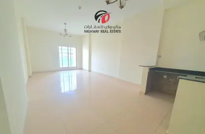 Apartment - 1 Bathroom for rent in Dubai Residence Complex - Dubai