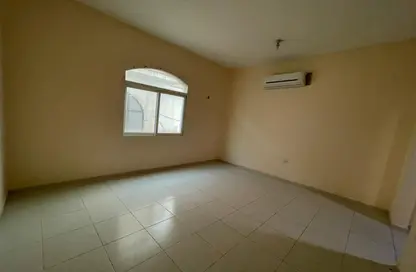 Apartment - 1 Bathroom for rent in Madinat Zayed - Abu Dhabi