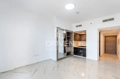 Apartment - 1 Bathroom for rent in Golden Dream Tower 1 - Jumeirah Village Circle - Dubai