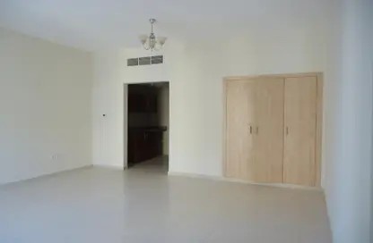 Apartment - Studio - 1 Bathroom for rent in IC1-EMR-01 - Emirates Cluster - International City - Dubai