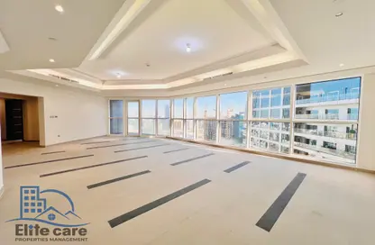 Apartment - 4 Bedrooms - 5 Bathrooms for rent in Wave tower - Corniche Road - Abu Dhabi