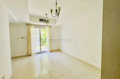 Villa - 2 Bedrooms - 3 Bathrooms for rent in Springs 3 - The Springs - Dubai