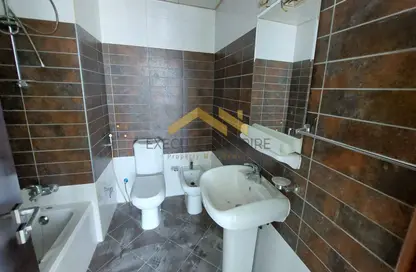 شقة - 3 غرف نوم - 5 حمامات للايجار في برج الصقر الذهبي - شارع حمدان - أبوظبي
