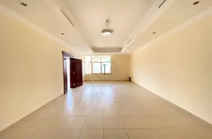 Villa - 4 Bedrooms - 5 Bathrooms for rent in Hai Al Qalaa - Al Jaheli - Al Ain