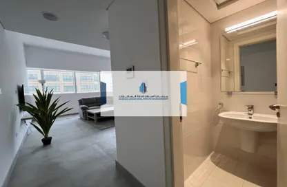 Apartment - 1 Bedroom - 2 Bathrooms for rent in Tourist Club Area - Abu Dhabi