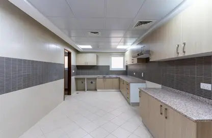 صورة لـ مطبخ شقة - 3 غرف نوم - 3 حمامات للايجار في بلوم سنترال السكنية - بلوم سنترال - الطبية - أبوظبي ، صورة رقم 1