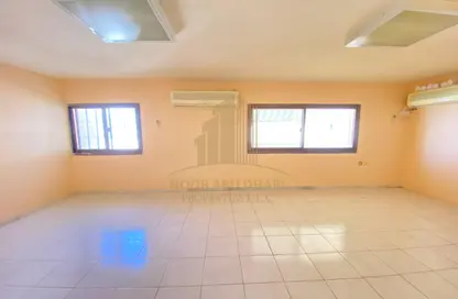 Apartment - 1 Bathroom for rent in Hai Al Murabbaa - Central District - Al Ain