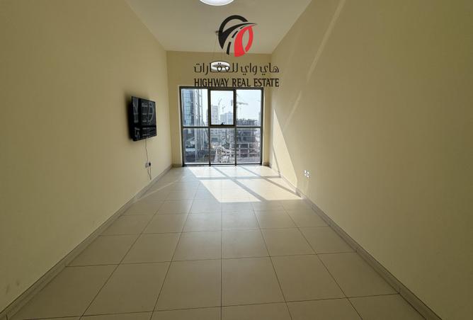 Apartment - 1 Bedroom - 2 Bathrooms for rent in Jumeirah Garden City - Al Satwa - Dubai