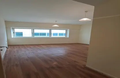 Empty Room image for: Apartment - 3 Bedrooms - 5 Bathrooms for rent in The Centre Residence - Al Muraqqabat - Deira - Dubai, Image 1