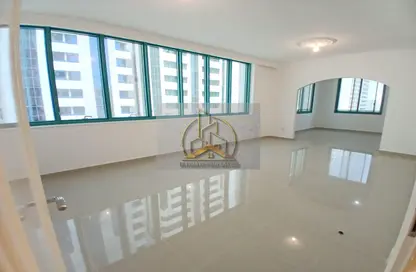 Apartment - 3 Bedrooms - 5 Bathrooms for rent in Cornich Al Khalidiya - Al Khalidiya - Abu Dhabi