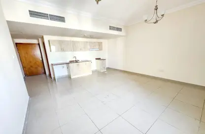 Apartment - 1 Bathroom for rent in Al Hafeet Tower 8 - Al Nahda - Sharjah