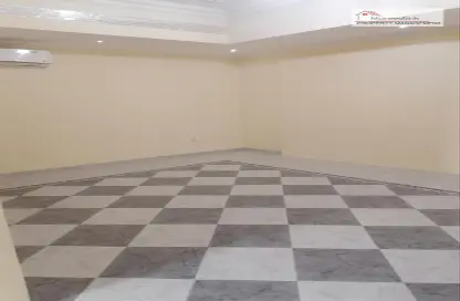 صورة لـ غرفة فارغة شقة - 1 حمام للايجار في مطار البطين - منطقة المرور - أبوظبي ، صورة رقم 1
