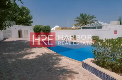 Villa - 5 Bedrooms - 5 Bathrooms for rent in Jumeirah - Dubai