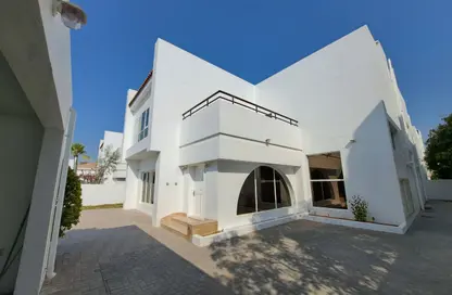 Villa - 4 Bedrooms - 5 Bathrooms for rent in Jumeirah 3 - Jumeirah - Dubai