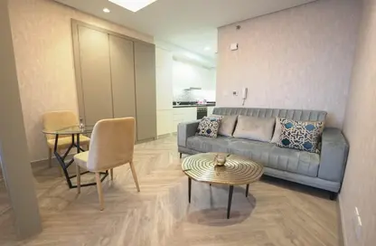صورة لـ غرفة المعيشة / غرفة الطعام شقة - 1 حمام للايجار في فندق ومساكن برج باراماونت - الخليج التجاري - دبي ، صورة رقم 1