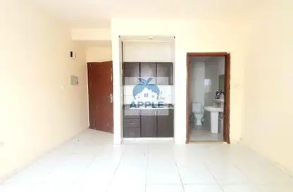 Apartment - 1 Bathroom for rent in Muwailih Building - Muwaileh - Sharjah