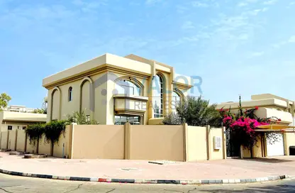 Villa - 4 Bedrooms - 5 Bathrooms for rent in Jumeirah 1 - Jumeirah - Dubai