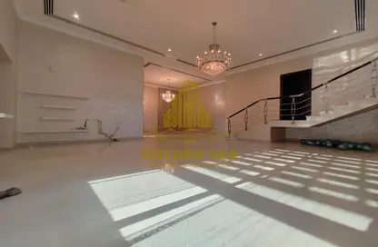 Villa - 3 Bedrooms - 5 Bathrooms for rent in Khalidiya Centre - Cornich Al Khalidiya - Al Khalidiya - Abu Dhabi