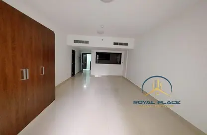 Apartment - 1 Bathroom for rent in Royal JVC Building - Jumeirah Village Circle - Dubai