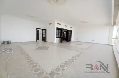 شقة - 3 غرف نوم - 4 حمامات للايجار في برج السوق - شارع الكورنيش - أبوظبي