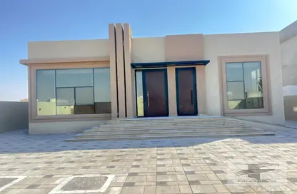 Villa - 3 Bedrooms - 5 Bathrooms for rent in Al Aweer 1 - Al Aweer - Dubai