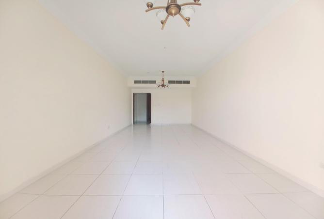 للايجار في برج عالية: *parking Free 2bhk Balcony 3 Bath 2master Bedroom 