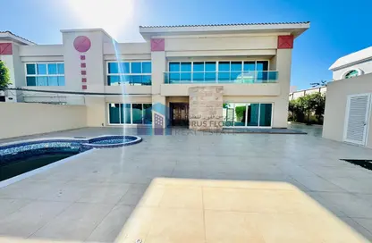 Villa - 5 Bedrooms - 6 Bathrooms for rent in Jumeirah 1 - Jumeirah - Dubai