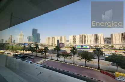 طابق كامل - استوديو - 6 حمامات للايجار في برج نسيمه - شارع الشيخ زايد - دبي