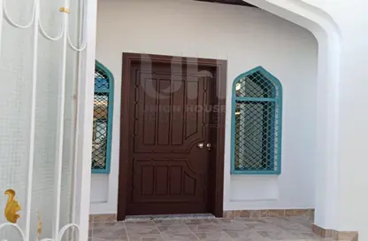 Villa - 5 Bedrooms for rent in Al Karamah - Abu Dhabi