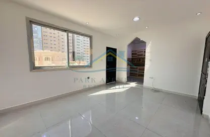 Apartment - 1 Bathroom for rent in Madinat Zayed - Abu Dhabi