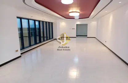 Apartment - 3 Bedrooms - 4 Bathrooms for rent in Al Muraqqabat - Deira - Dubai