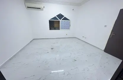 صورة لـ غرفة فارغة فيلا - غرفة نوم - 1 حمام للايجار في شارع الوحدة - الوحدة - أبوظبي ، صورة رقم 1