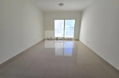 Apartment - 1 Bathroom for rent in Royal JVC Building - Jumeirah Village Circle - Dubai