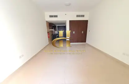 Apartment - 1 Bathroom for rent in Royal JVC Building - Jumeirah Village Circle - Dubai