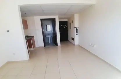 Apartment - 1 Bathroom for rent in Al Butina B - Al Butina - Sharjah