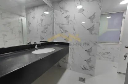 Bathroom image for: Apartment - 1 Bathroom for rent in Al Heel Tower - Mubarak Bin Mohammed Street - Al Khalidiya - Abu Dhabi, Image 1