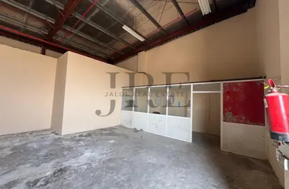 Warehouse - Studio - 1 Bathroom for rent in Al Sajaa - Sharjah